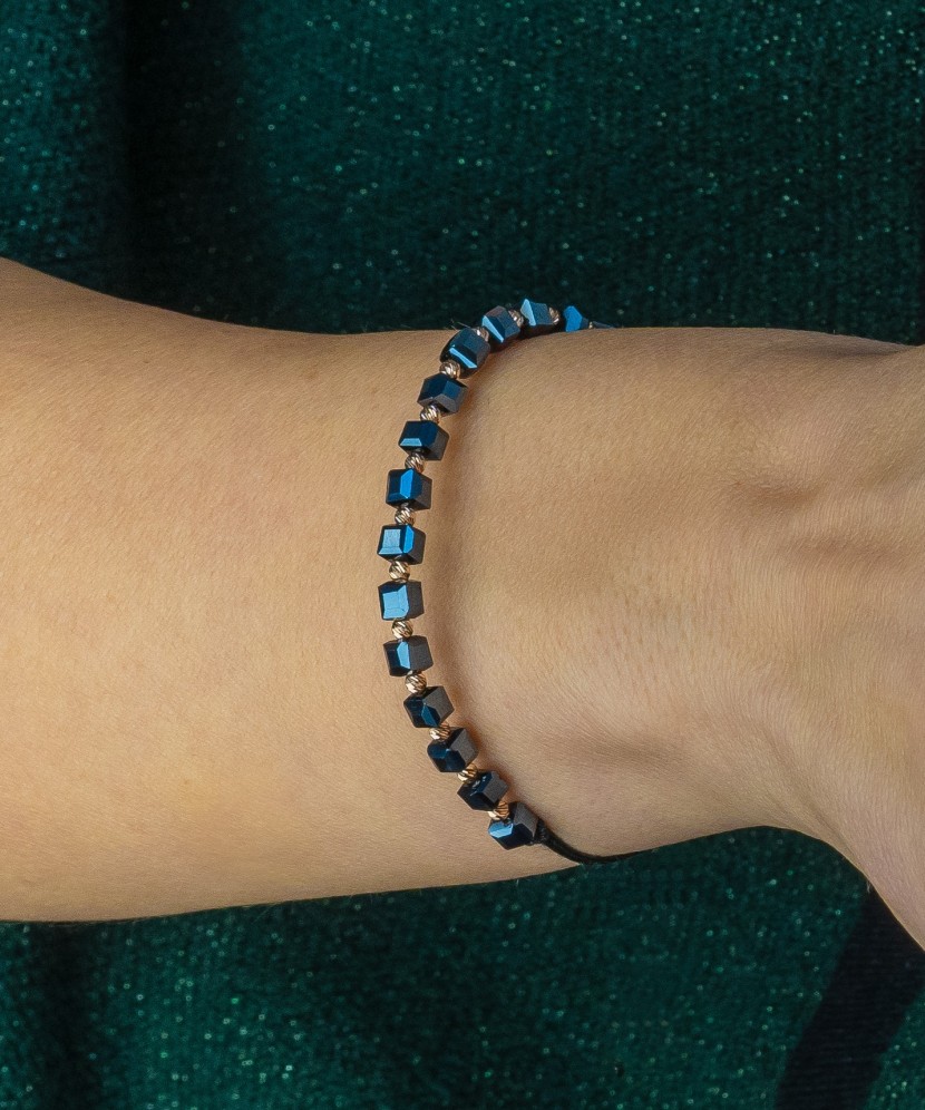 Juodo Siūlo Apyrankė Su Auksu Ir Hematitais - Siūlų apyrankės su auksu - Goldinga