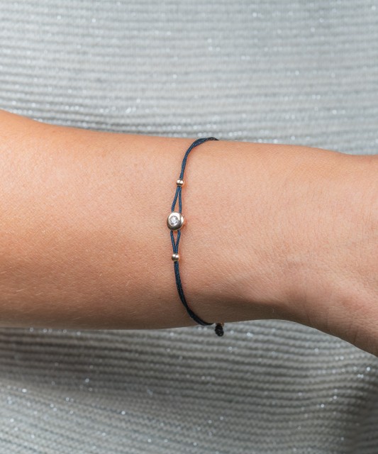 Juodo Siūlo Apyrankė Su Auksiniu Pakabuku - Siūlų apyrankės su auksu - Goldinga