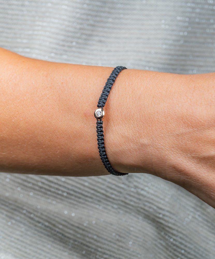 Juodo Siūlo Apyrankė Su Auksiniu Pakabuku - Siūlų apyrankės su auksu - Goldinga