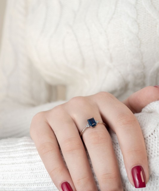 Auksinis žiedas su safyru ir briliantais - Auksiniai Žiedai su brangakmeniais - Goldinga