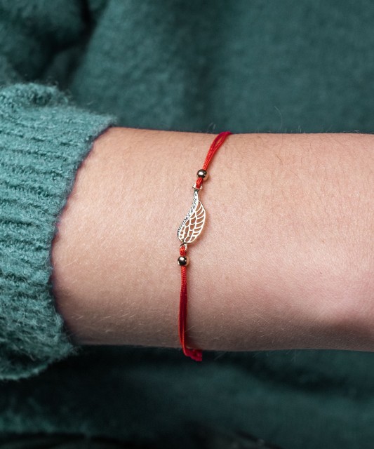 Raudono siūlo apyrankė su auksiniu pakabuku „Angelo sparnas“ - Siūlų apyrankės su auksu - Goldinga