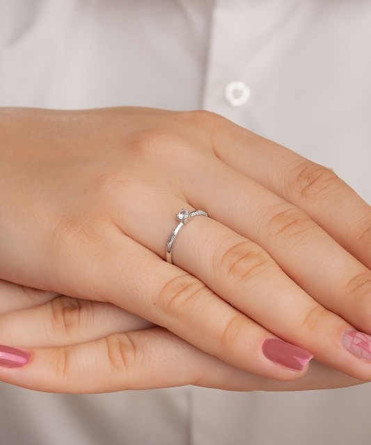 Balto aukso žiedas su cirkoniais - Auksiniai žiedai - Goldinga