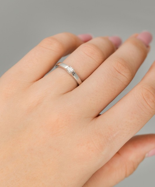 Balto Aukso Žiedas Su Briliantu - Auksiniai Žiedai su brangakmeniais - Goldinga