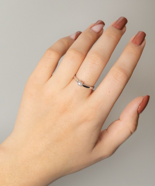 Balto aukso žiedas su briliantu - Auksiniai Žiedai su brangakmeniais - Goldinga