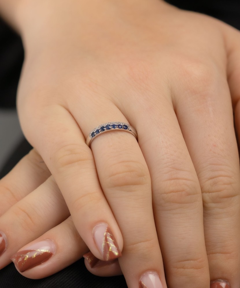 Balto aukso žiedas su safyrais ir deimantais - Auksiniai Žiedai su brangakmeniais - Goldinga