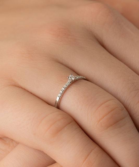 Balto aukso žiedas su deimantu - Auksiniai Žiedai su brangakmeniais - Goldinga