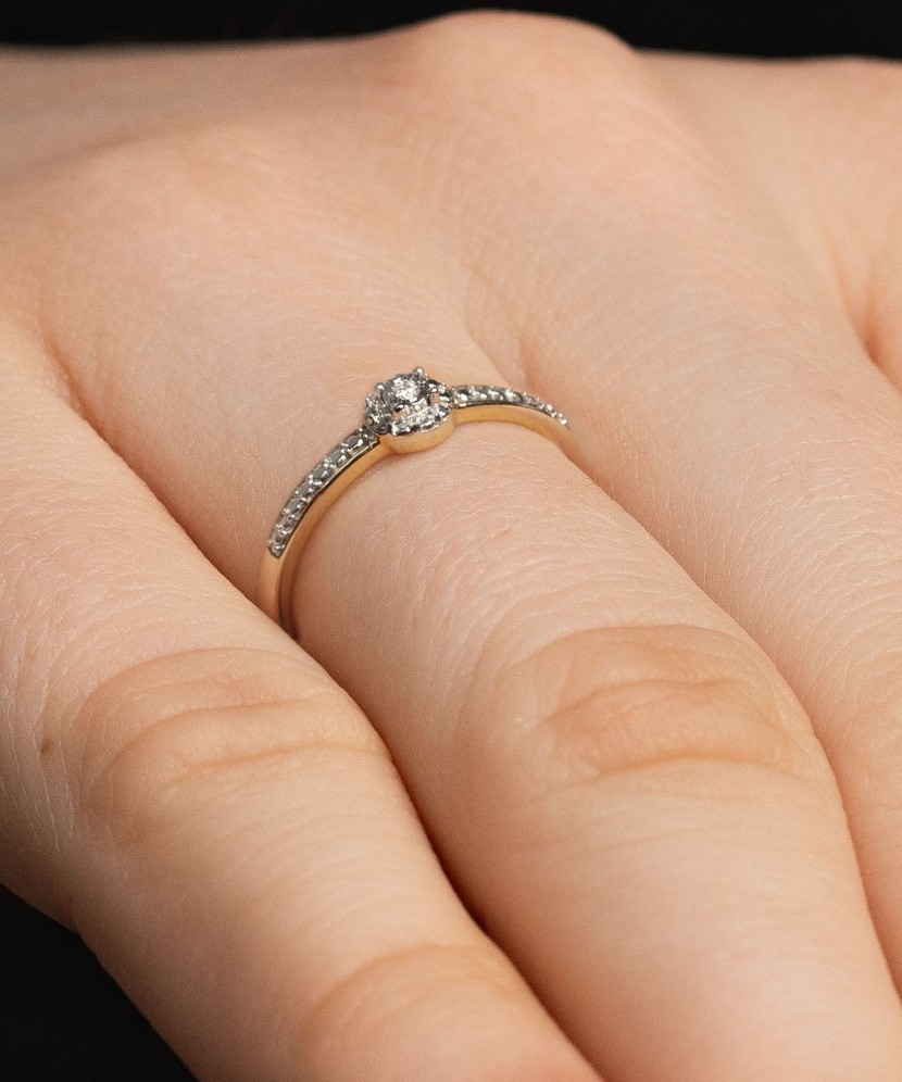 Geltono aukso žiedas su briliantu - Auksiniai Žiedai su brangakmeniais - Goldinga