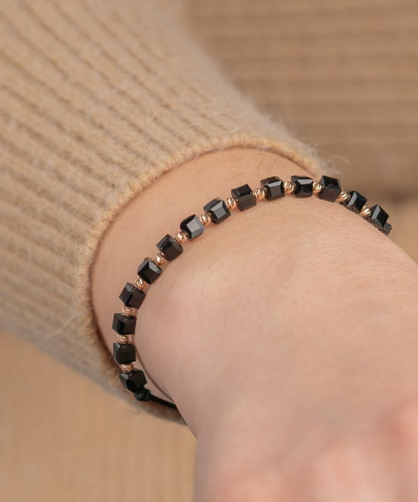 Juodo siūlo apyrankė su auksu ir oniksais - Perkamiausi - Goldinga