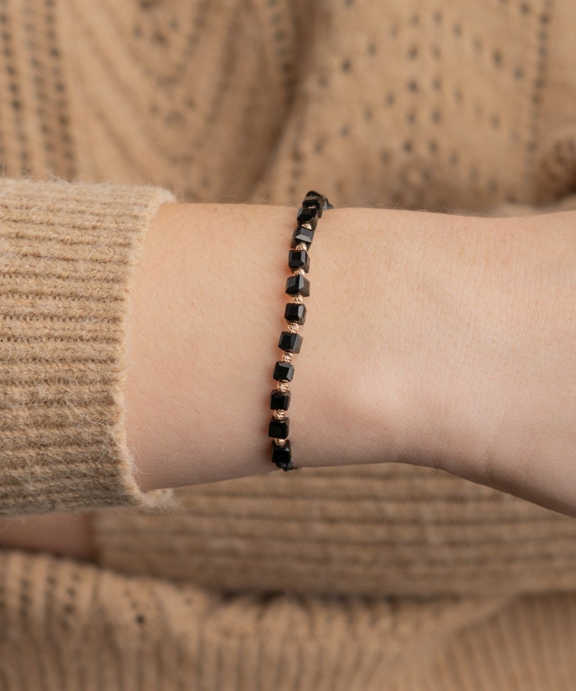 Juodo siūlo apyrankė su auksu ir oniksais - Perkamiausi - Goldinga