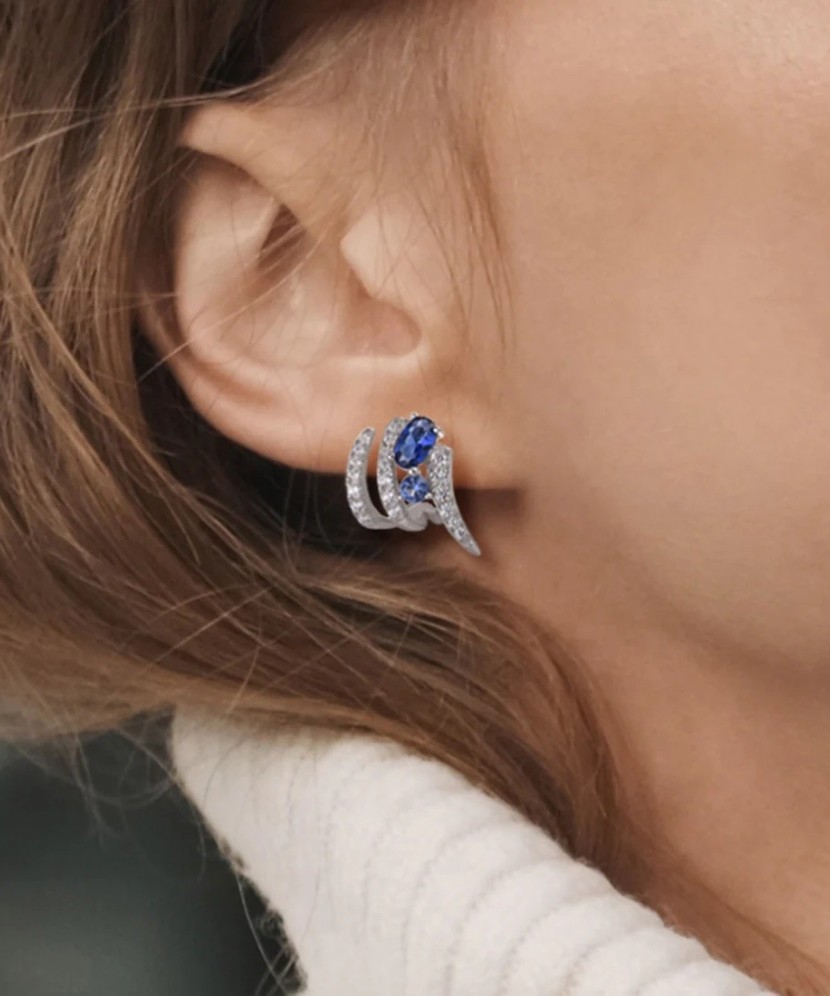 Sidabriniai auskarai su cirkoniais ir špineliais