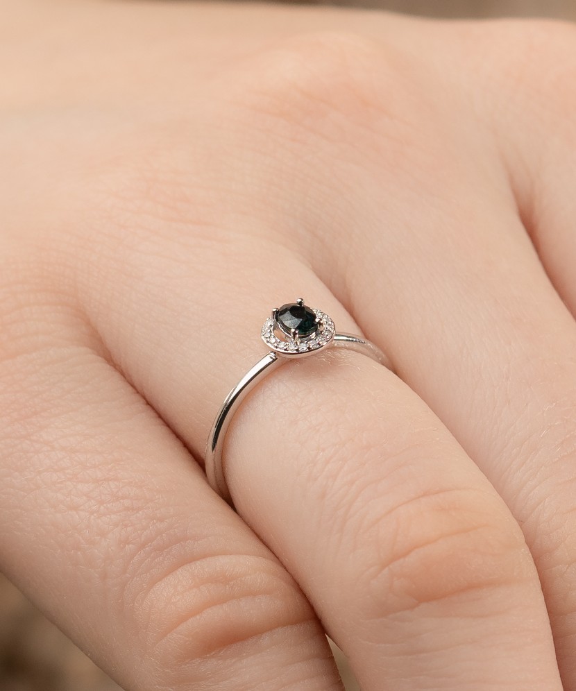 Balto aukso žiedas su deimantais ir safyru - Auksiniai Žiedai su brangakmeniais - Goldinga