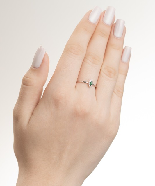 Balto aukso žiedas su smaragdu ir deimantais - Auksiniai Žiedai su brangakmeniais - Goldinga