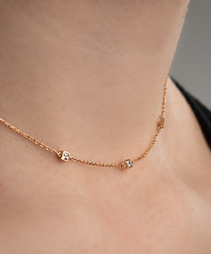 Auksinė grandinėlė su cirkonio pakabukais