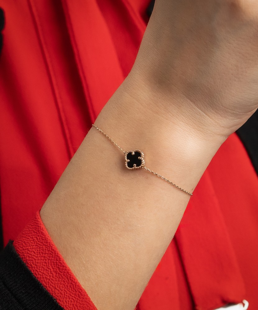 Auksinė apyrankė su oniksu
