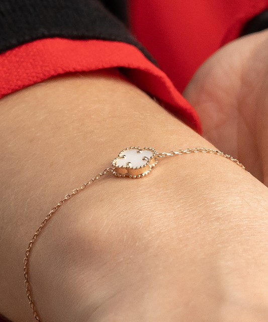 Auksinė apyrankė su perlamutru