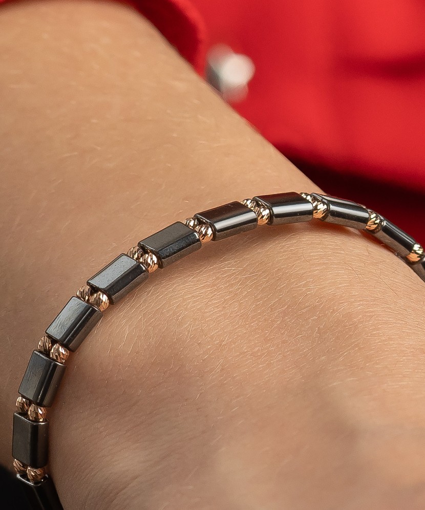 Juodo Siūlo Apyrankė Su Auksu Ir Hematitais