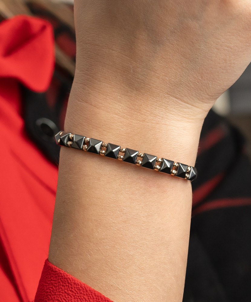 Juodo Siūlo Apyrankė Su Auksu Ir Hematitais