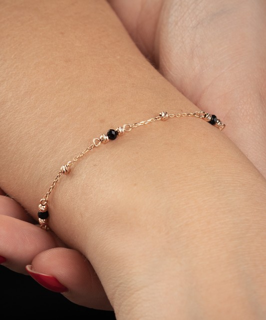 Auksinė apyrankė su špineliais