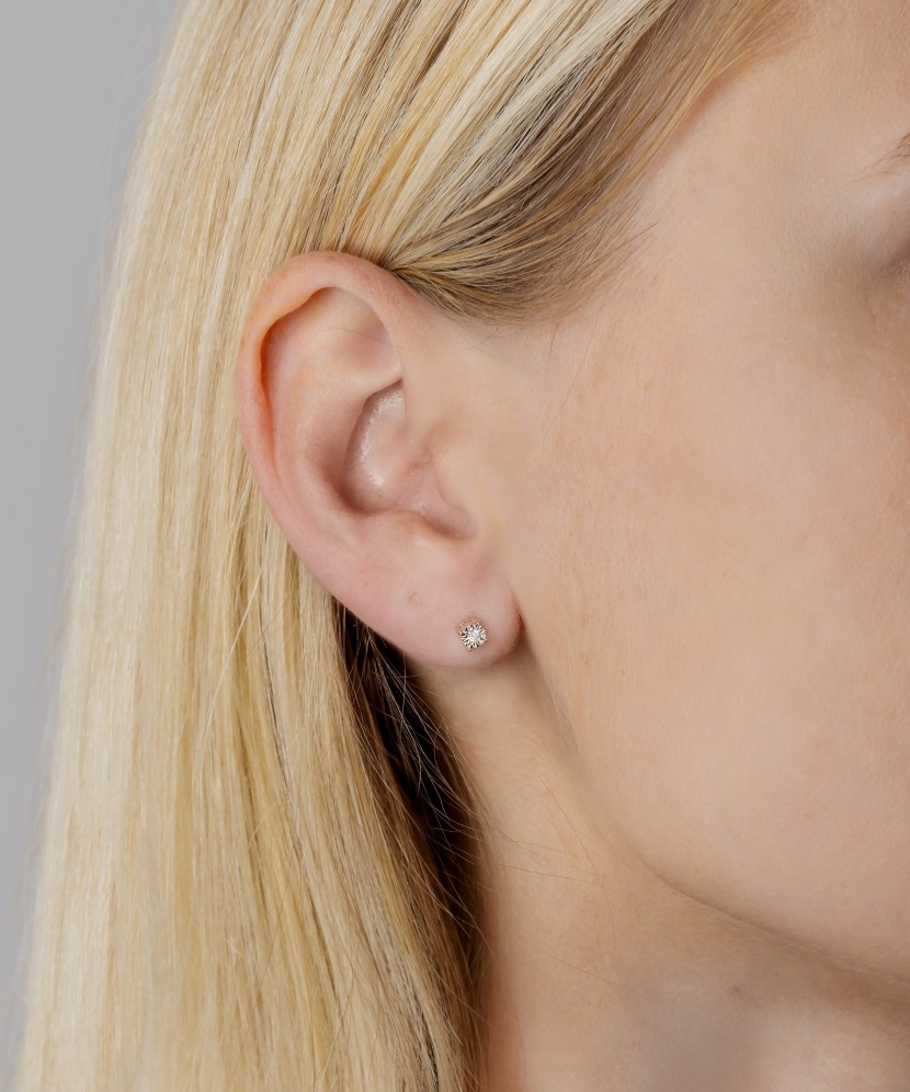 Auksiniai auskarai su deimantais