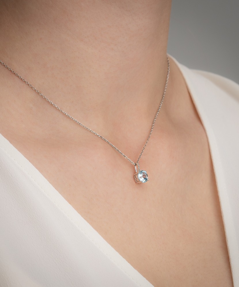 Balto aukso pakabukas su deimantais ir topazu