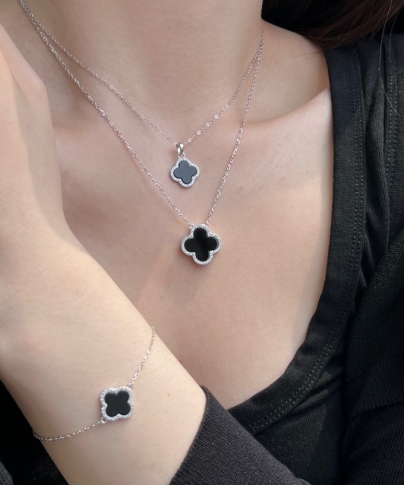 Sidabrinė grandinėlė su emalės ir cirkonio pakabuku