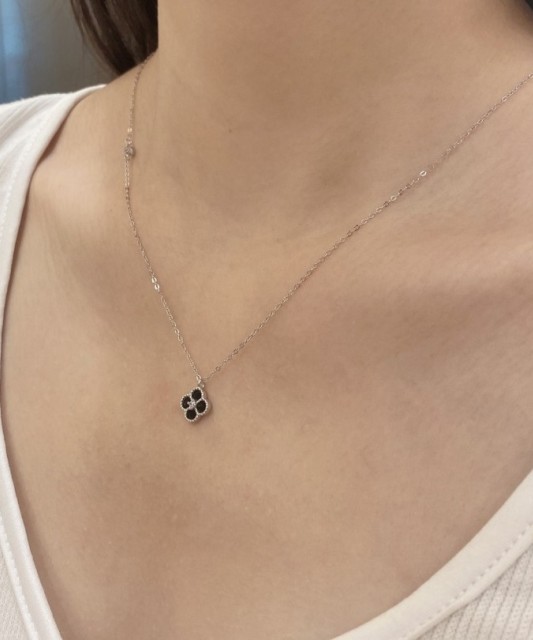 Sidabrinė grandinėlė su emalės ir cirkonio pakabuku