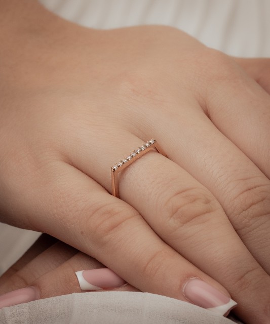 Auksinis žiedas su cirkoniais