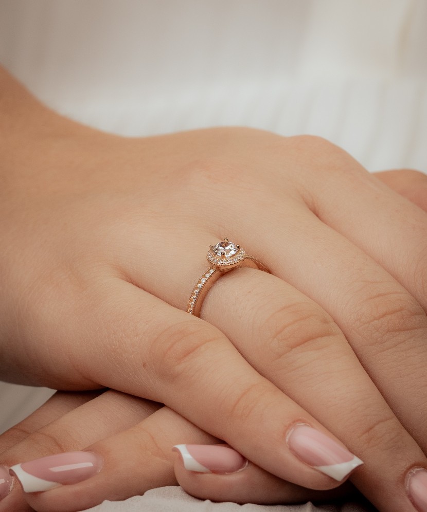 Auksinis žiedas su cirkoniais