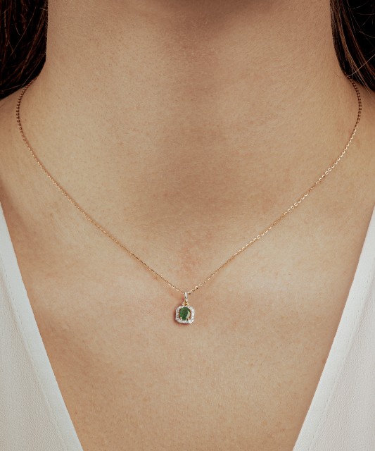 Auksinis pakabukas su deimantais ir smaragdu