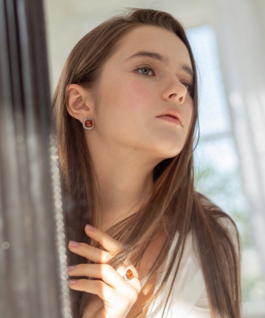 Sidabrinis žiedas dengtas auksu su cirkoniais ir gintaru