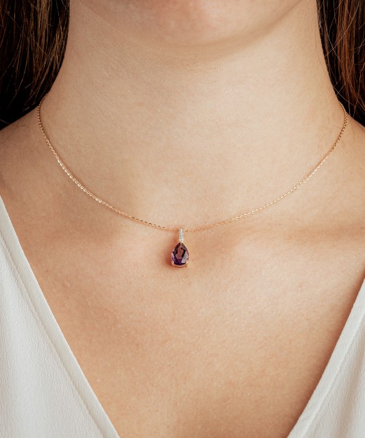 Geltono aukso pakabukas su deimantais ir ametistu