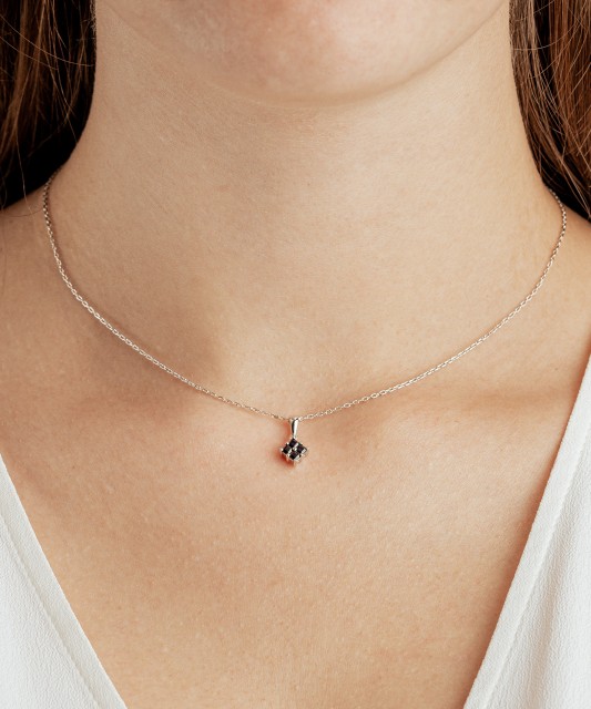 Balto aukso pakabukas su safyrais