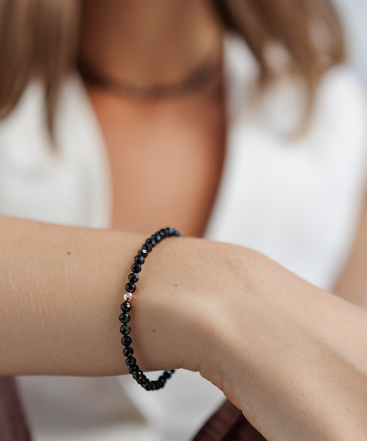 Apyrankė su špineliais ir auksu