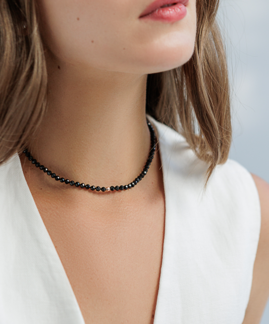 Vėrinys su špineliais ir auksu