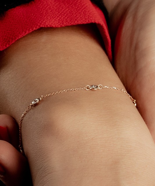 Auksinė apyrankė su deimantais