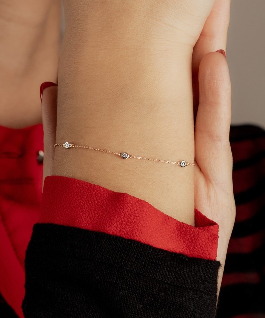 Auksinė apyrankė su deimantais