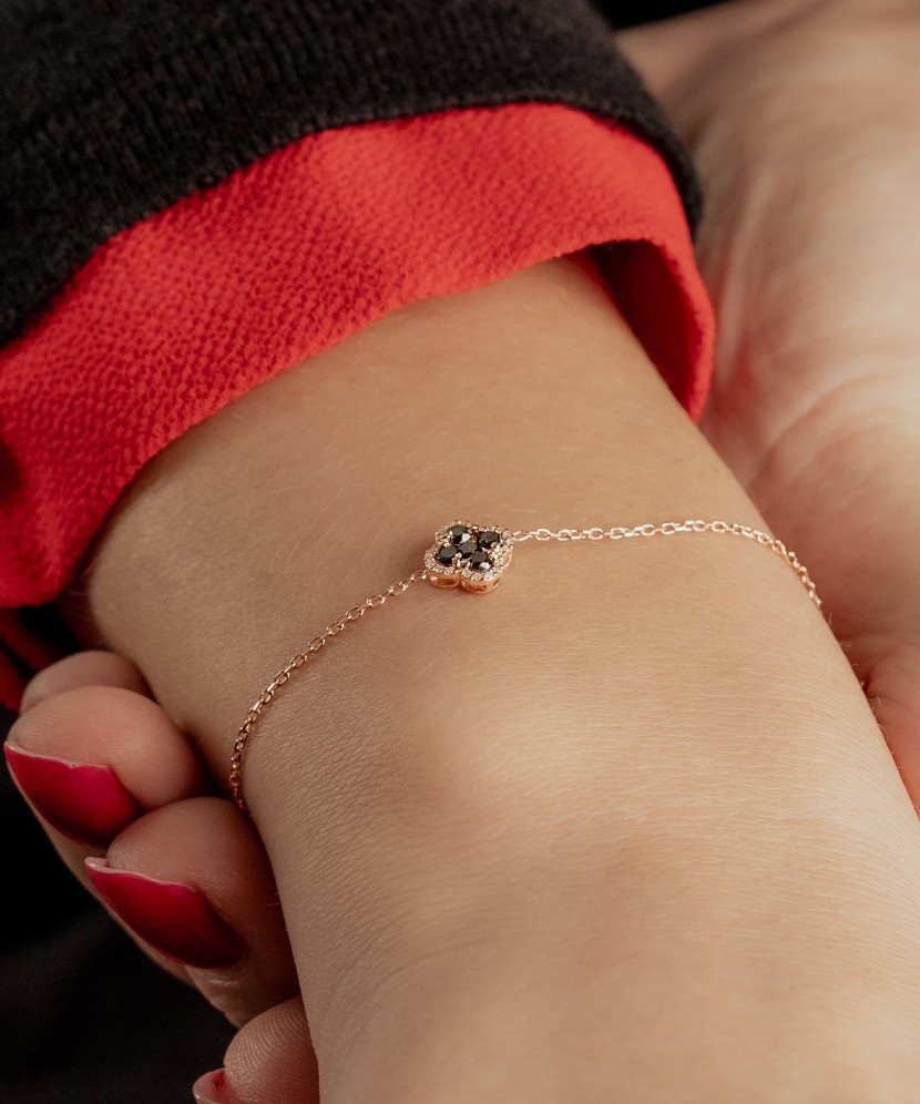 Auksinė apyrankė su juodaisiais deimantais