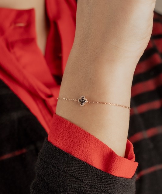 Auksinė apyrankė su juodaisiais deimantais