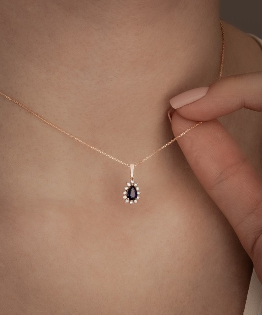 Auksinė grandinėlė su safyrų ir deimantų pakabuku