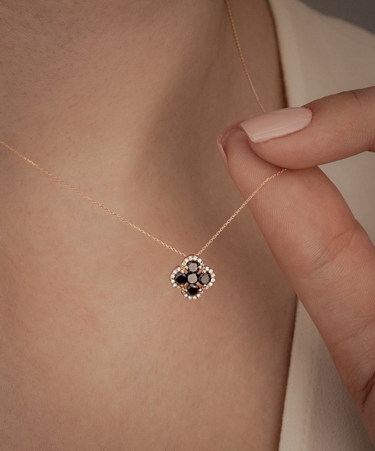 Auksinė grandinėlė su deimantų pakabuku