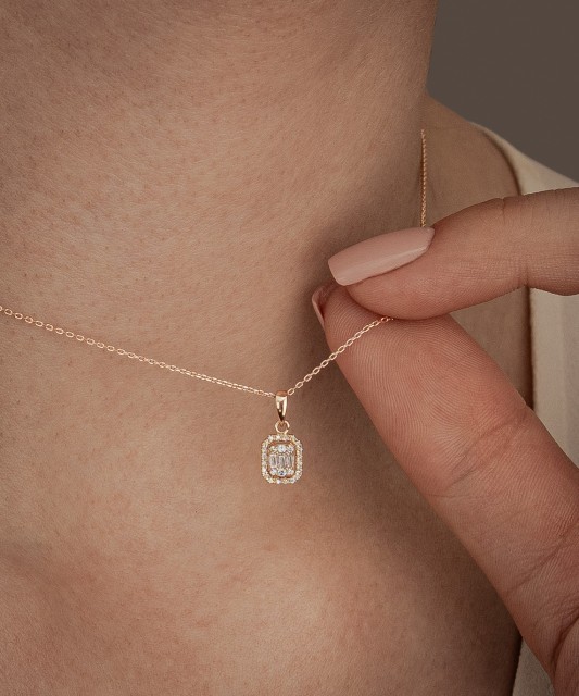 Auksinė grandinėlė su deimantų pakabuku