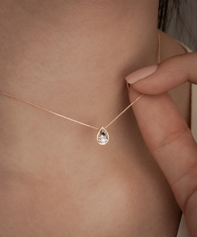 Auksinė grandinėlė su deimantų pakabuku