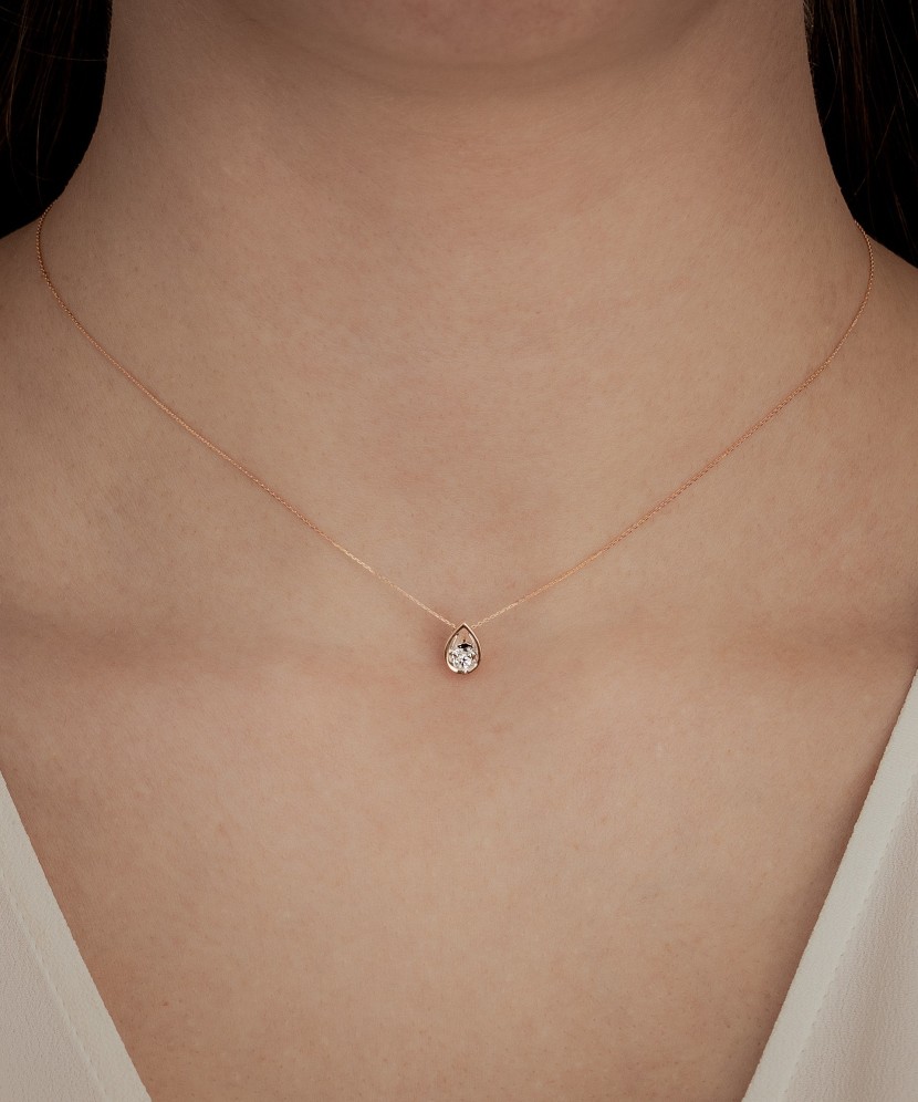 Auksinė grandinėlė su deimantų pakabuku