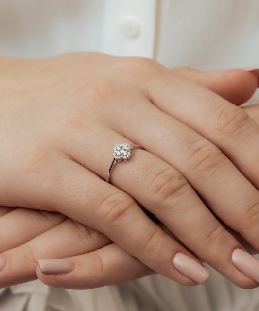 Balto aukso žiedas su deimantais