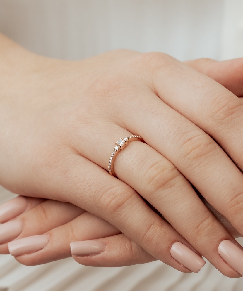 Auksinis žiedas su deimantais