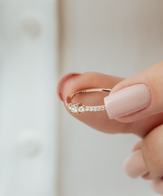 Auksinis žiedas su deimantais