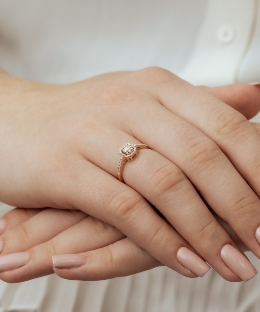 Auksinis žiedas su deimantais