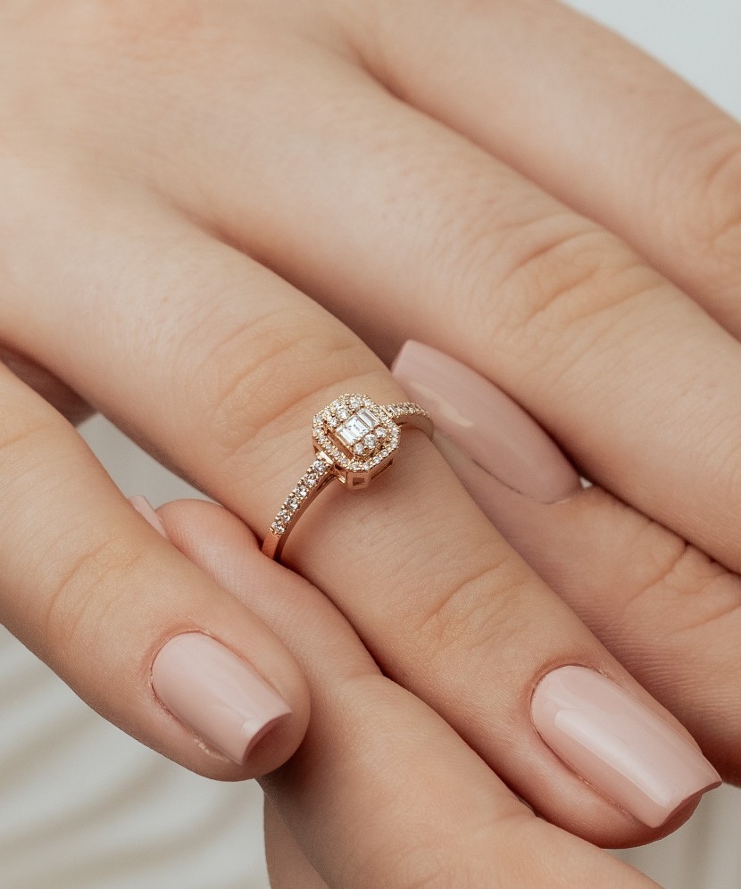 Auksinis žiedas su deimantais