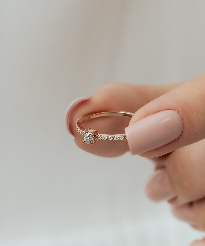 Auksinis žiedas su deimantais