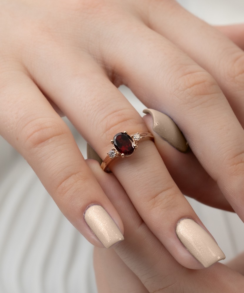 Auksinis žiedas su granatu ir cirkoniais